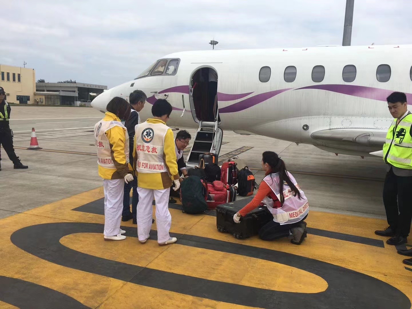 尼玛县香港出入境救护车出租